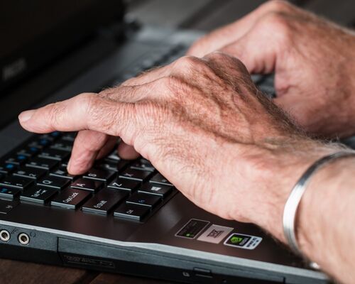 hands_old_typing_laptop_internet_working_writer_old_person-770100