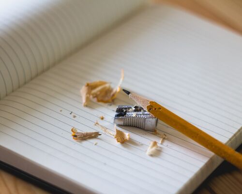 pencil_notebook_paper_pencil_sharpener_desk-16741